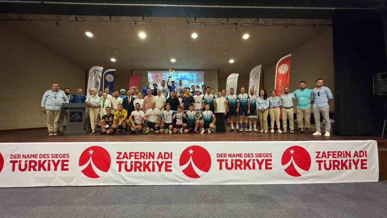 Marmaris’te 15 Temmuz Şehitleri Anma Programı bisiklet yarışı kazananları ödüllerini aldı