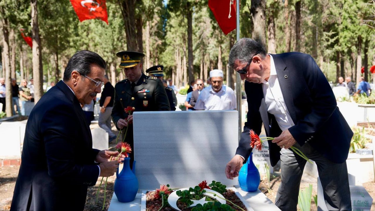 Burhaniye de Şehitlikler ziyaret edildi