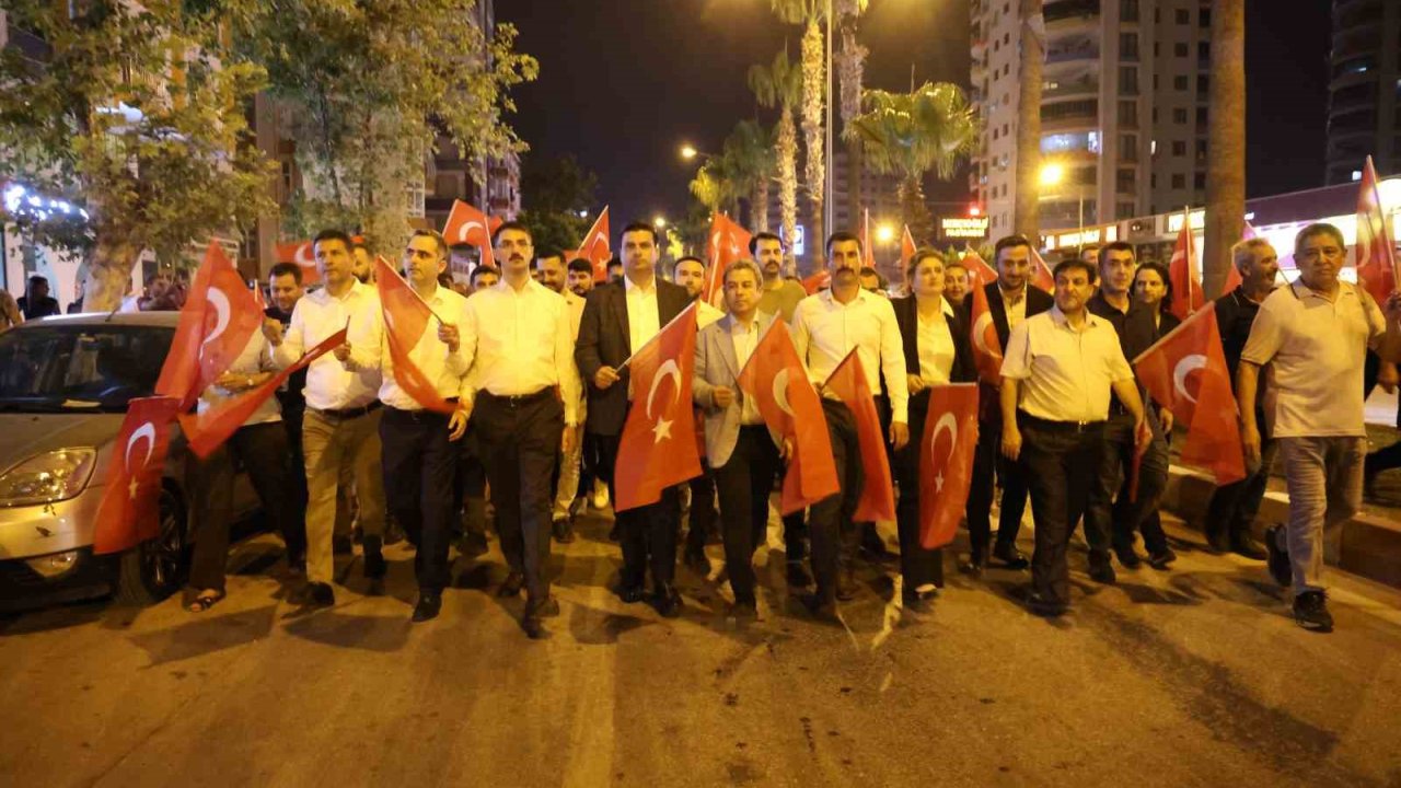 Kozan’da vatandaşlar Türk bayrakları ile 15 Temmuz’un yıldönümünde meydanlarda