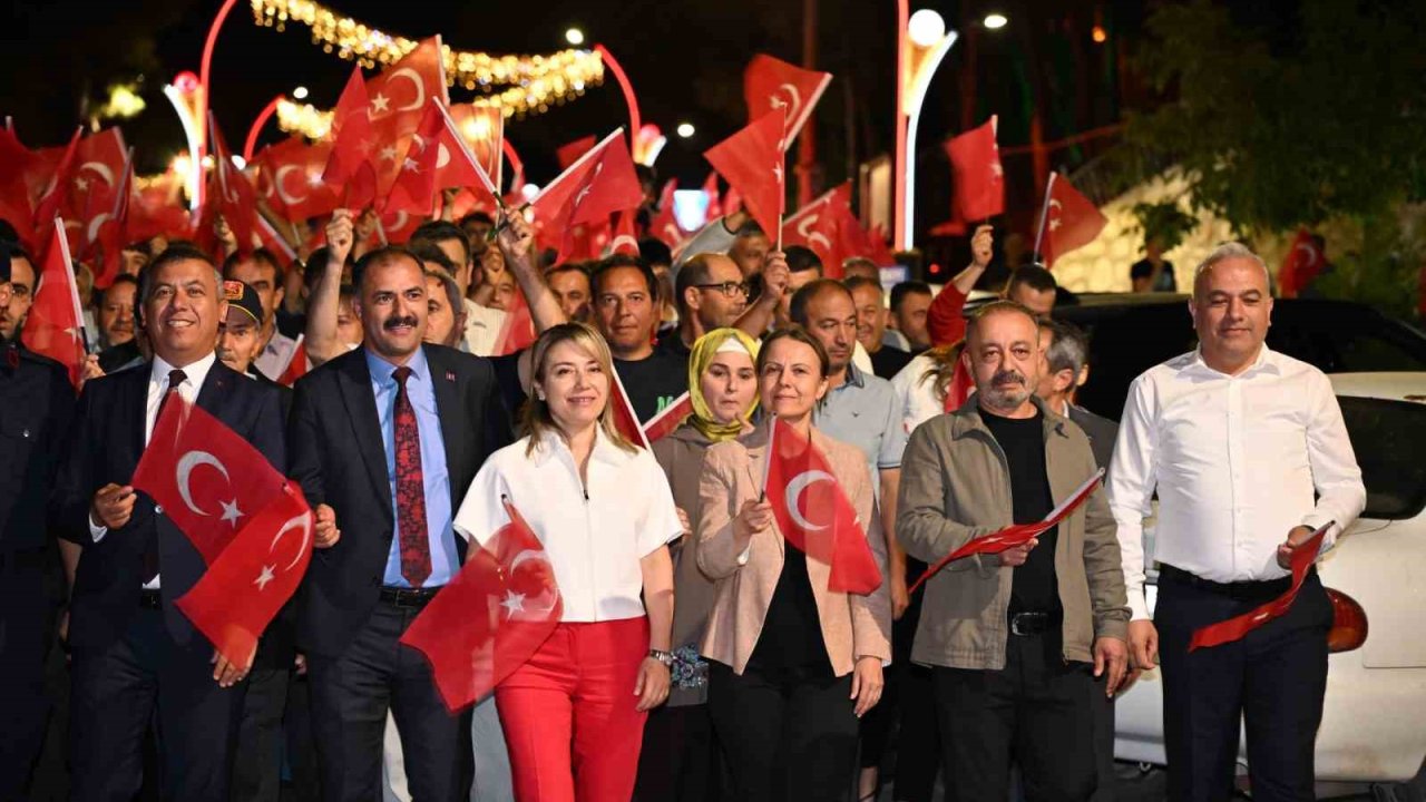 Demirci’de demokrasi nöbetinde kahramanlık türküleri yankılandı