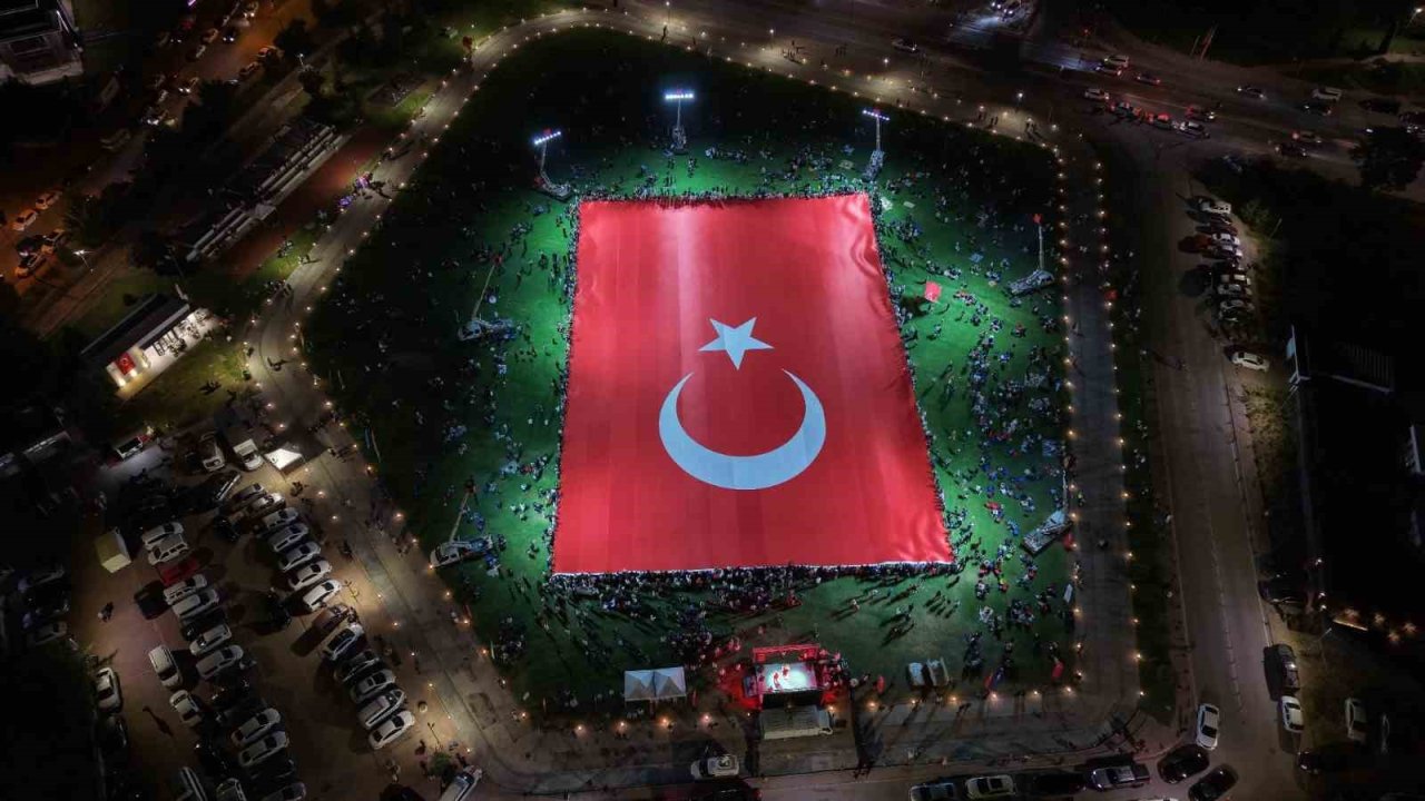 Kayseri’de dünyanın en büyük Türk bayrağı açıldı