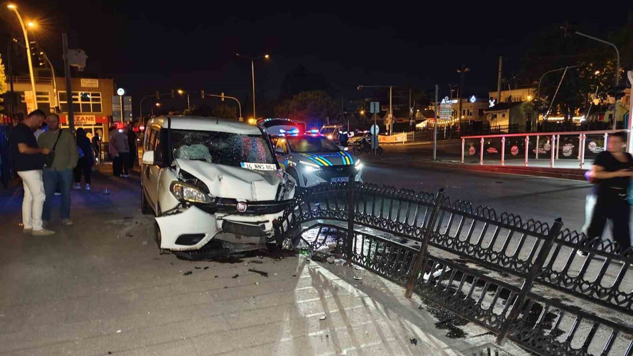 İki motosiklete çarpan sürücü ortalığı savaş alanına çevirdi: 1 ölü, 3 yaralı