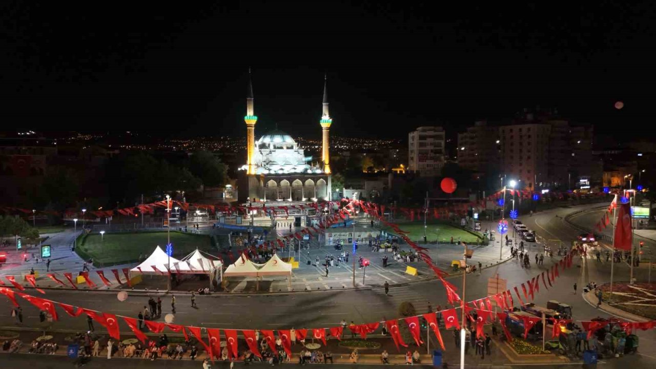 Kayseri’de 15 Temmuz’un yıl dönümünde camilerden sela yükseldi
