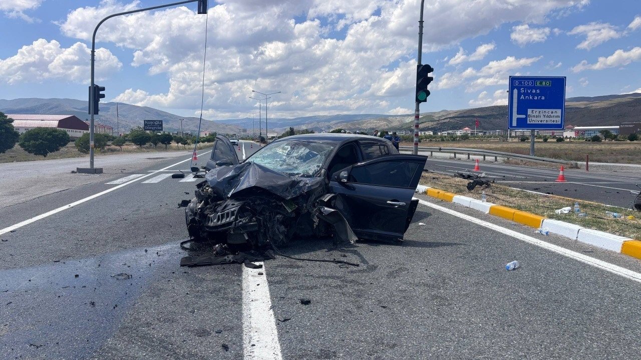 Erzincan’da 5 kişinin yaralandığı trafik kazası kamerada