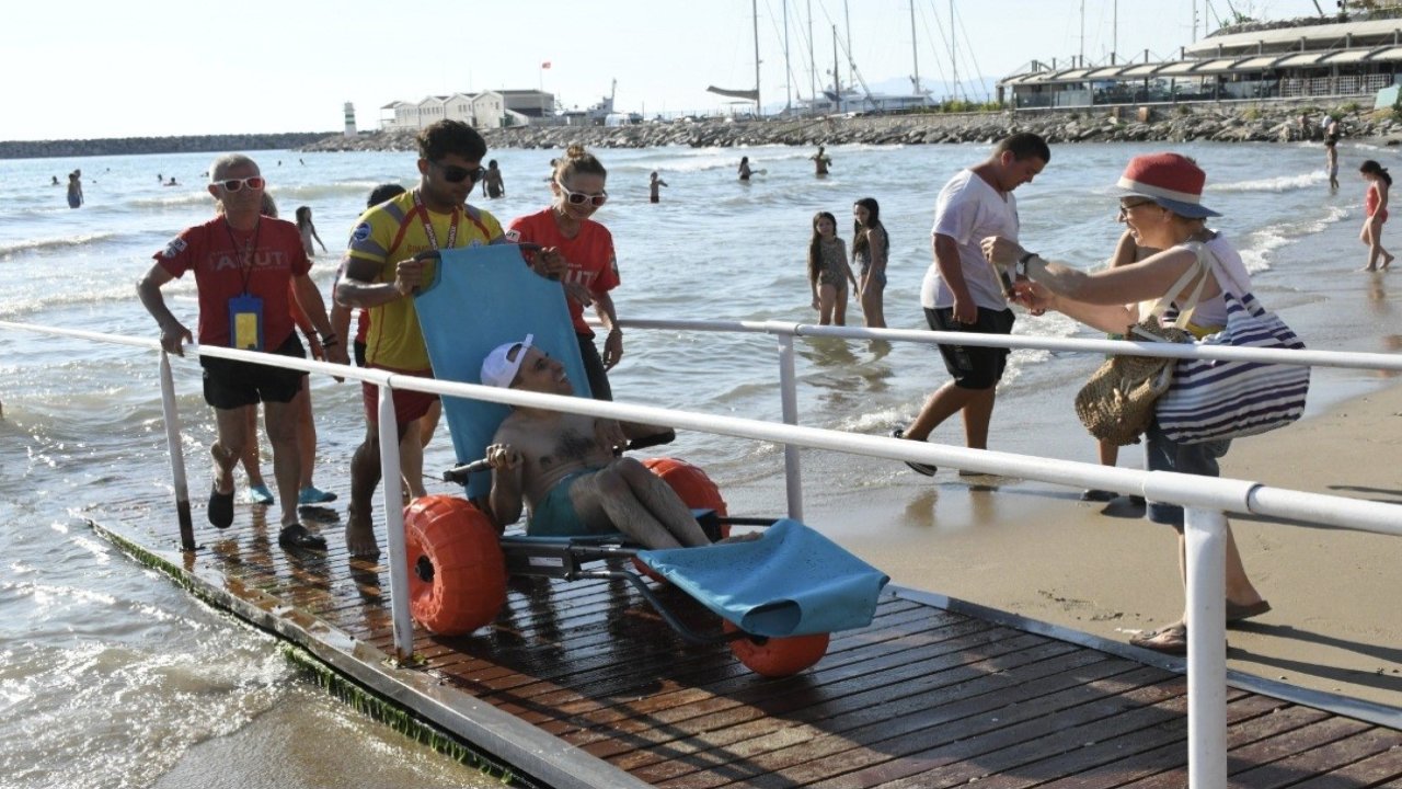 Kuşadası’nda engelsiz plaj uygulamasıyla deniz keyfi herkes için erişilebilir oldu