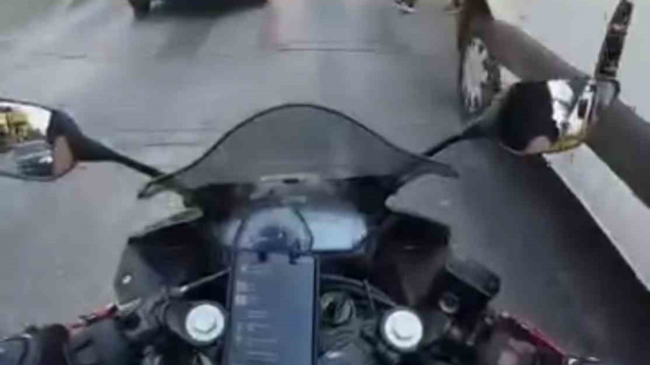 Kör noktada kalan yayaya motosiklet çarptı, o anlar kask kamerasında