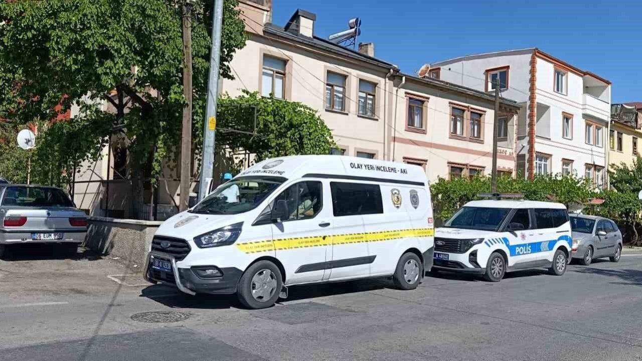 Göğsünden bıçaklanan genç yaralandı