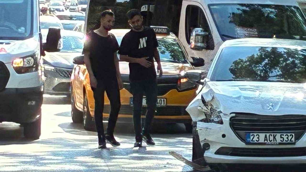 Elazığ’da otomobiller çarpıştı: 2 yaralı