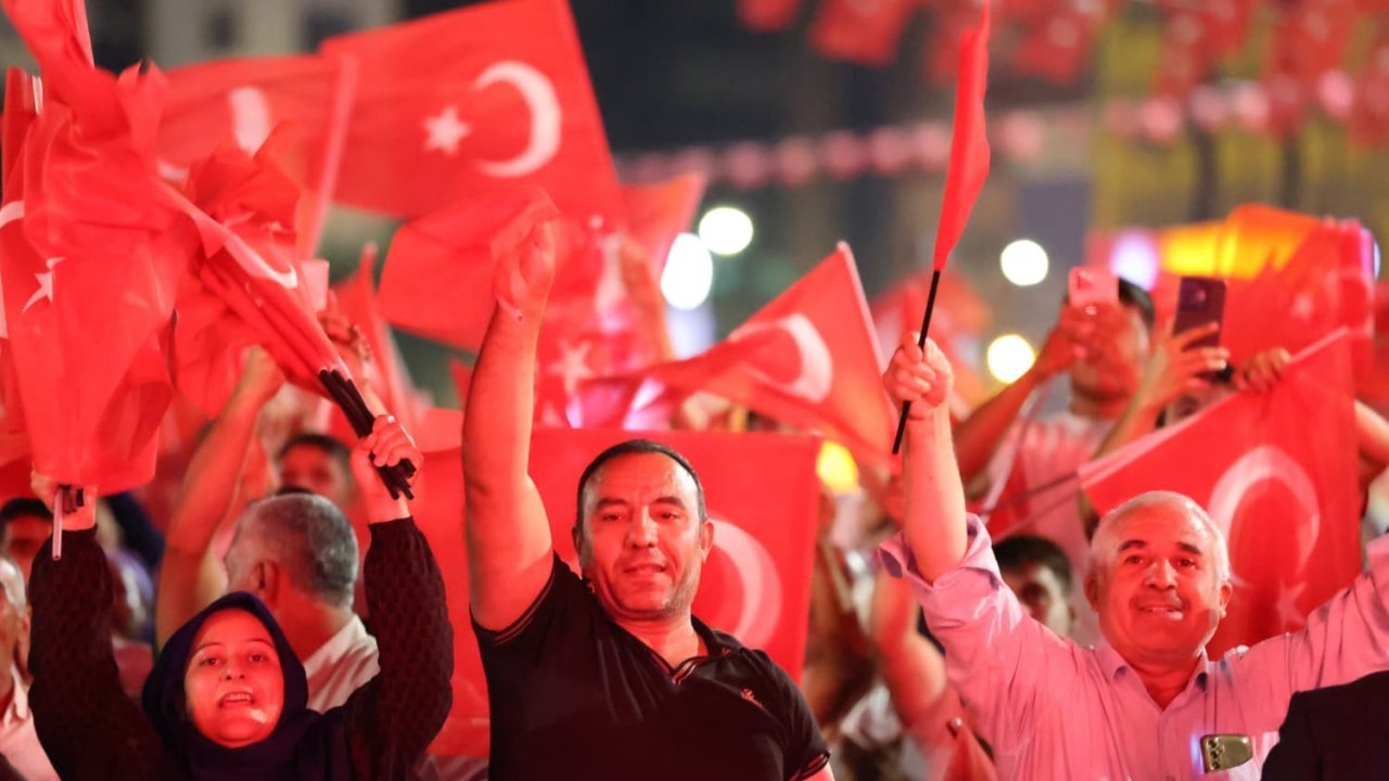 Şanlıurfa’da vatandaşlar meydanlara sığmadı
