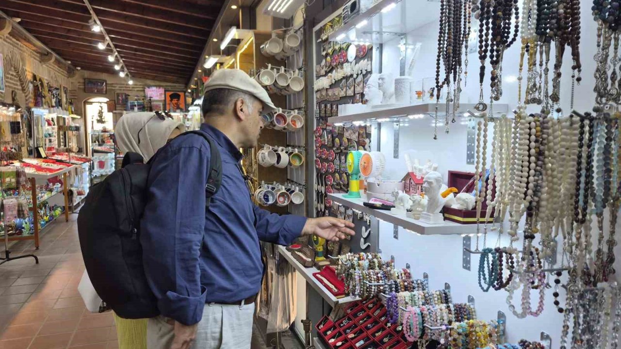 Tarihi külliyedeki lüle taşı stantlarında turist hareketliliği