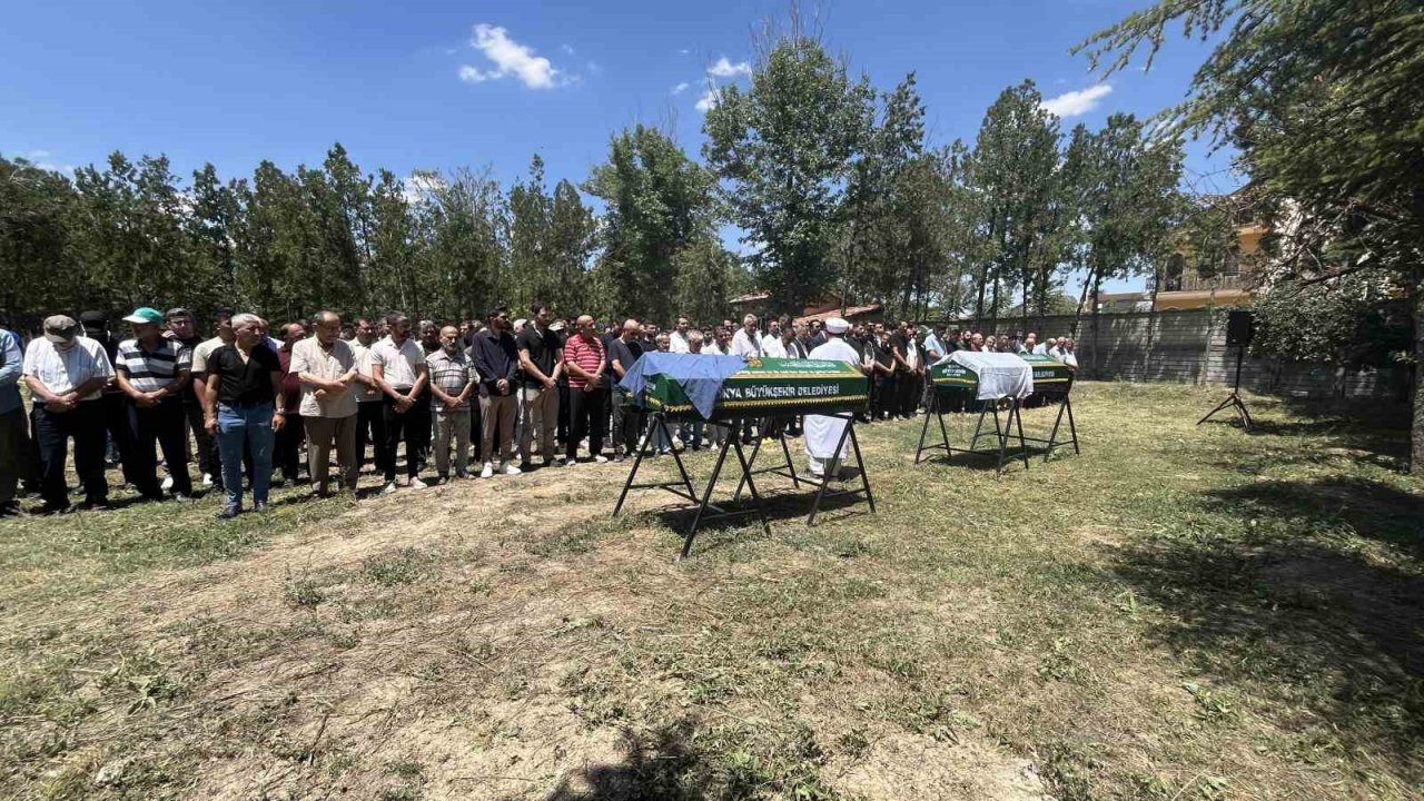 Kazada hayatını kaybeden anne ve kızı son yolculuğuna uğurlandı
