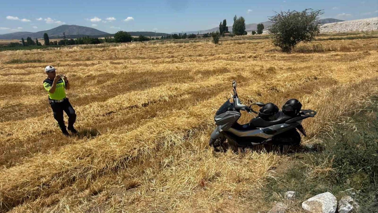 Motosikletin devrildiği kazada 2 kişi yaralandı