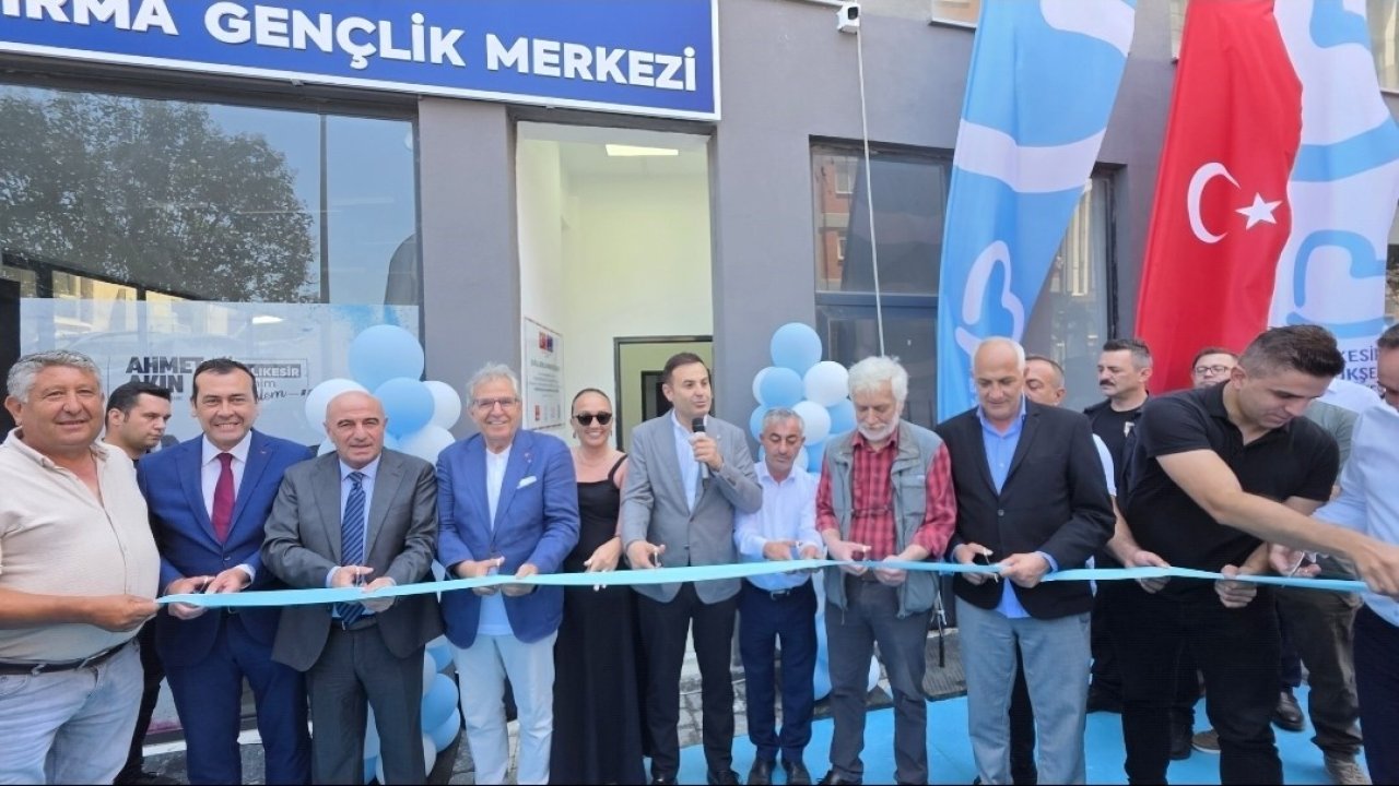 Bandırma’da gençlik merkezi hizmete açıldı