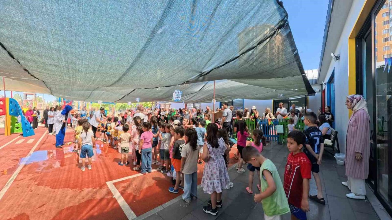Büyükşehirden çocuklara unutulmaz yaz etkinliği: Çocuk kütüphanesinde su oyunları