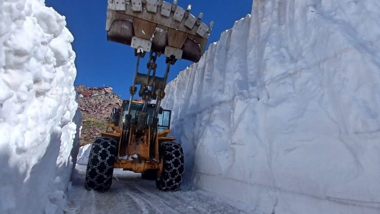 Temmuz ayında 6 metrelik karda yol açma çalışması
