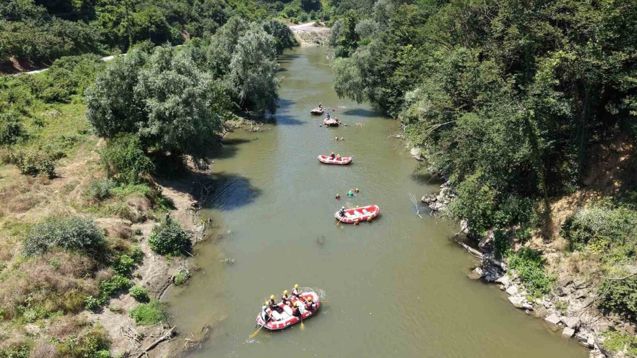 Gençler 12 kilometre kürek çekti