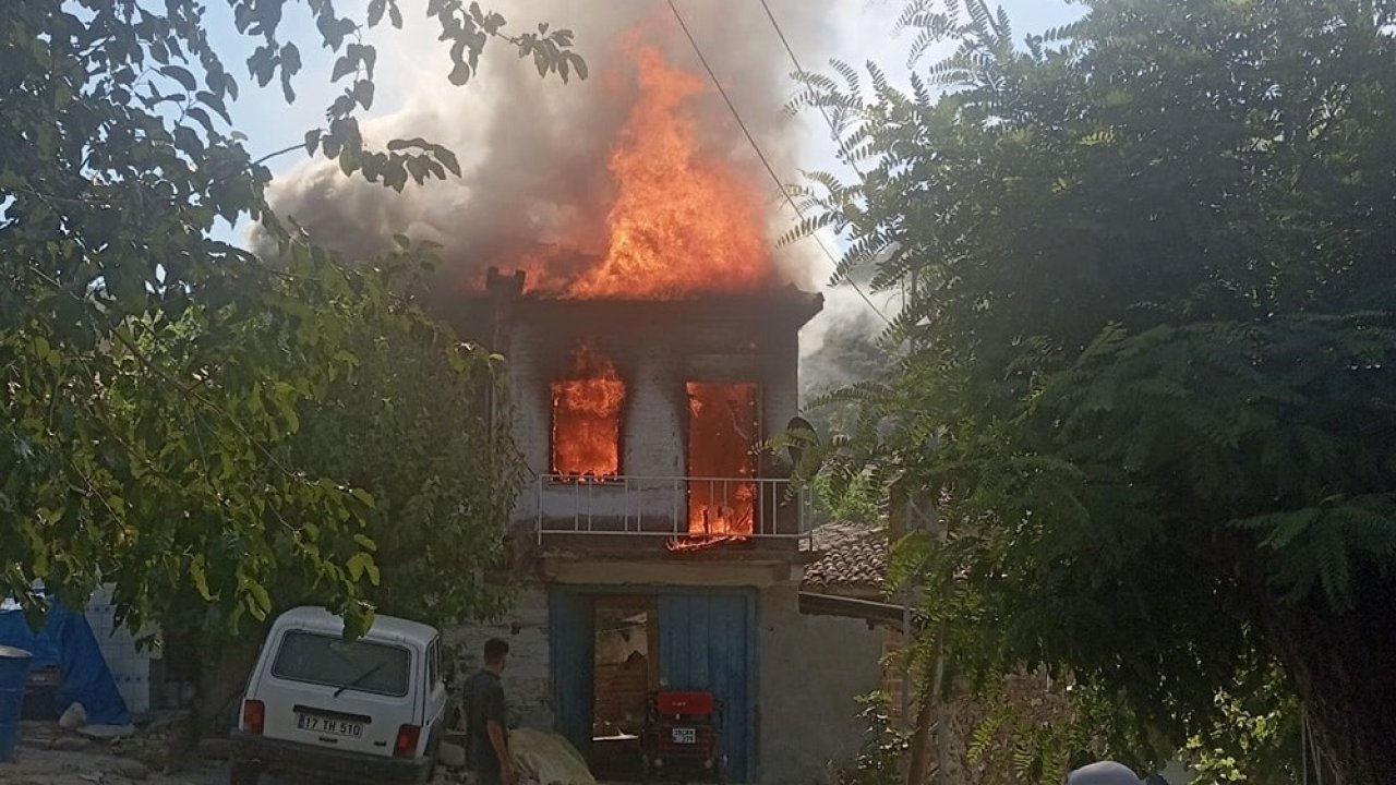Bayındır’da iki katlı ev yanarak kül oldu