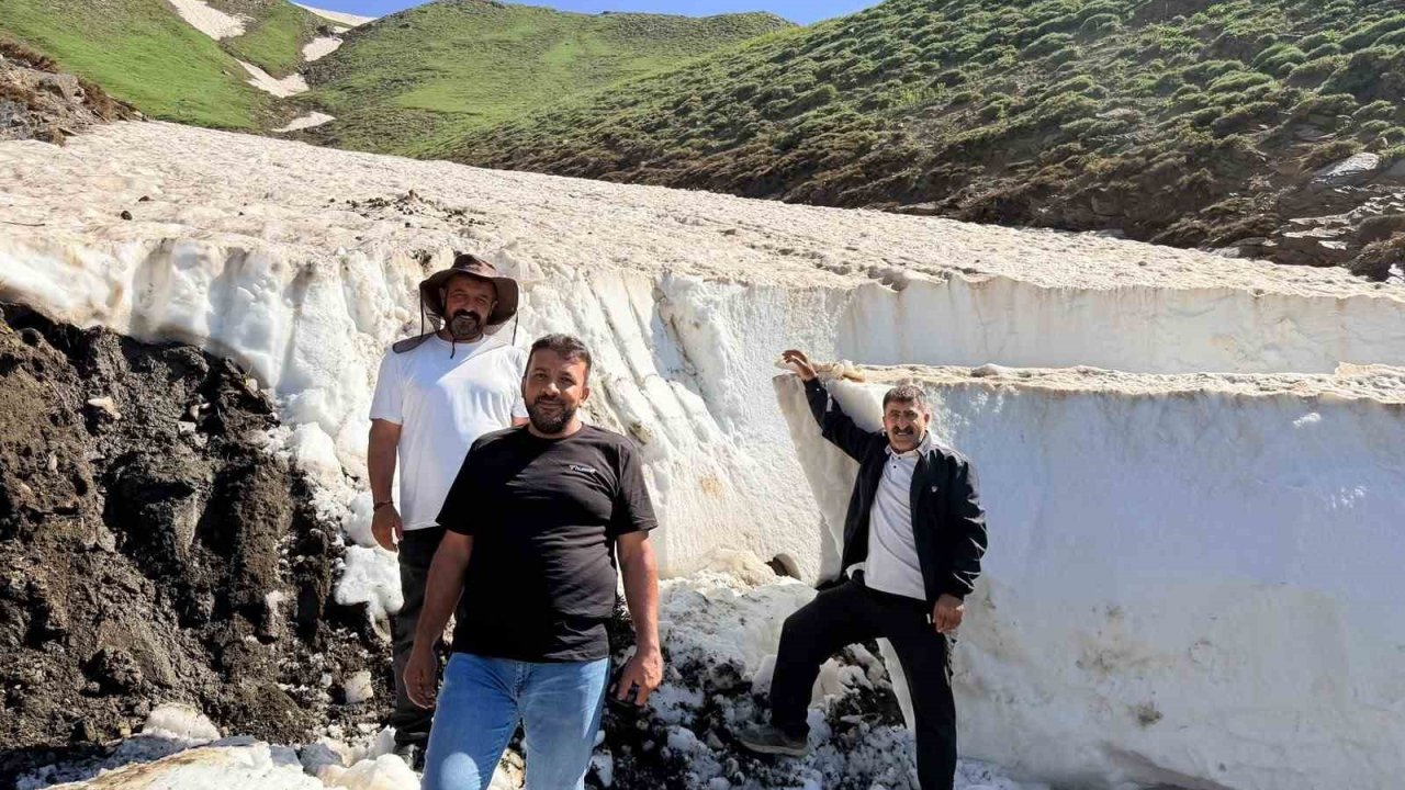 Berivanlar için karla mücadele: 3 bin 300 rakımlı mezra yolunda zorlu mesai