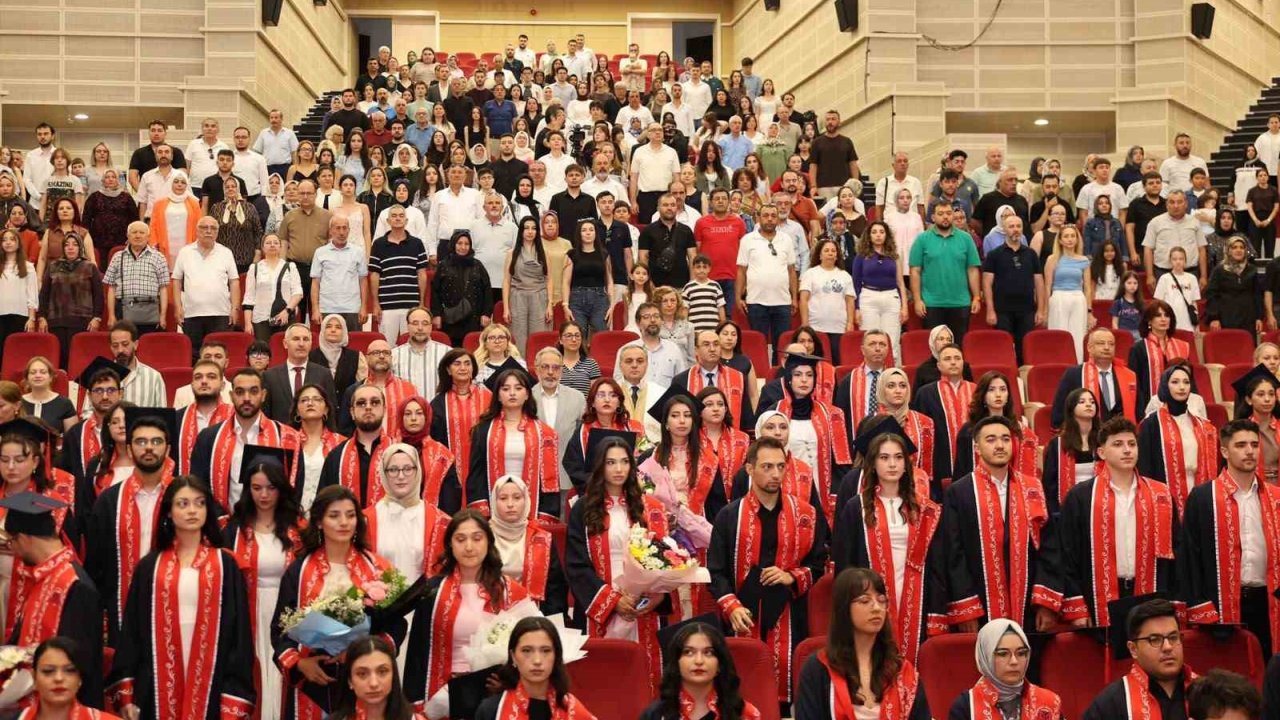 ERÜ Edebiyat Fakültesi’nde 450 öğrenci mezun oldu
