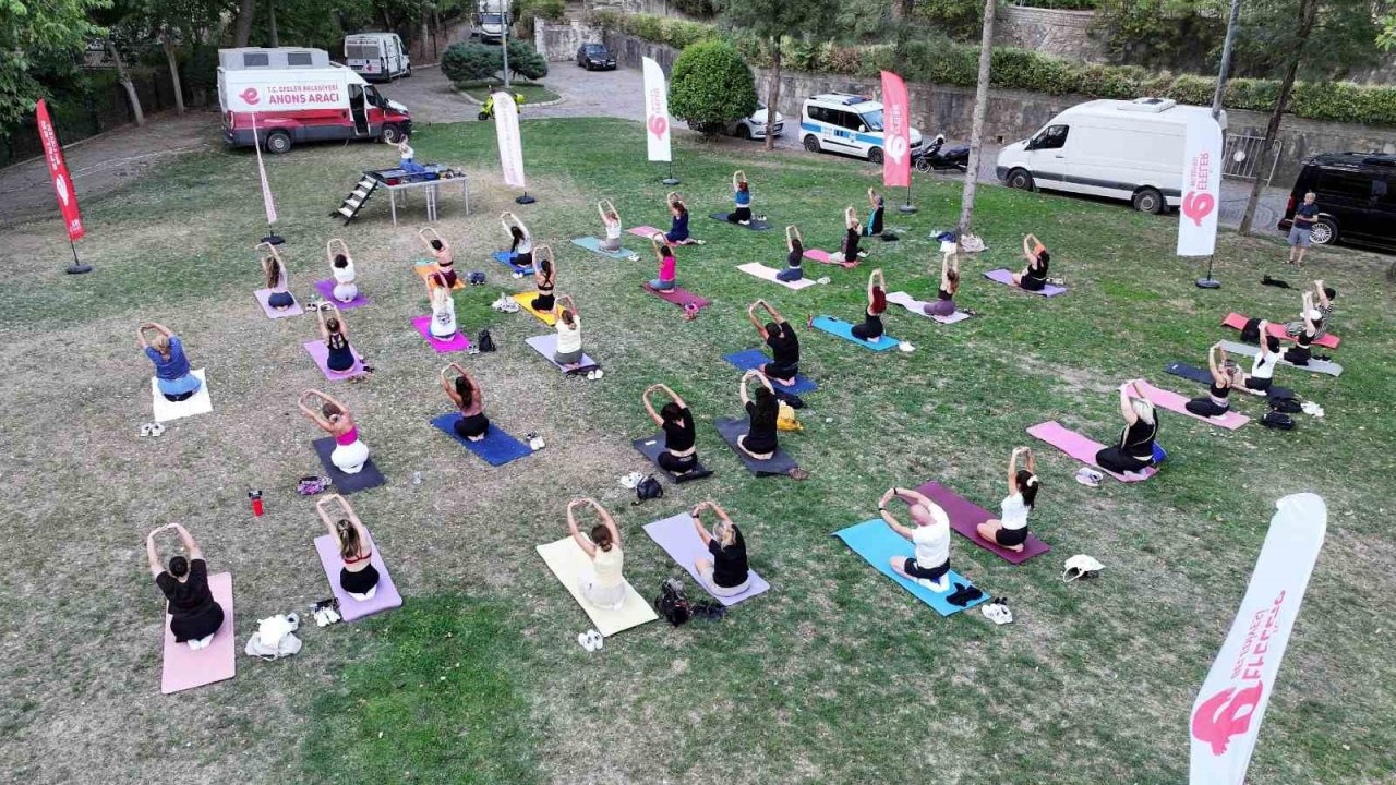Efeler’de açık hava yoga etkinliği yoğun ilgi gördü