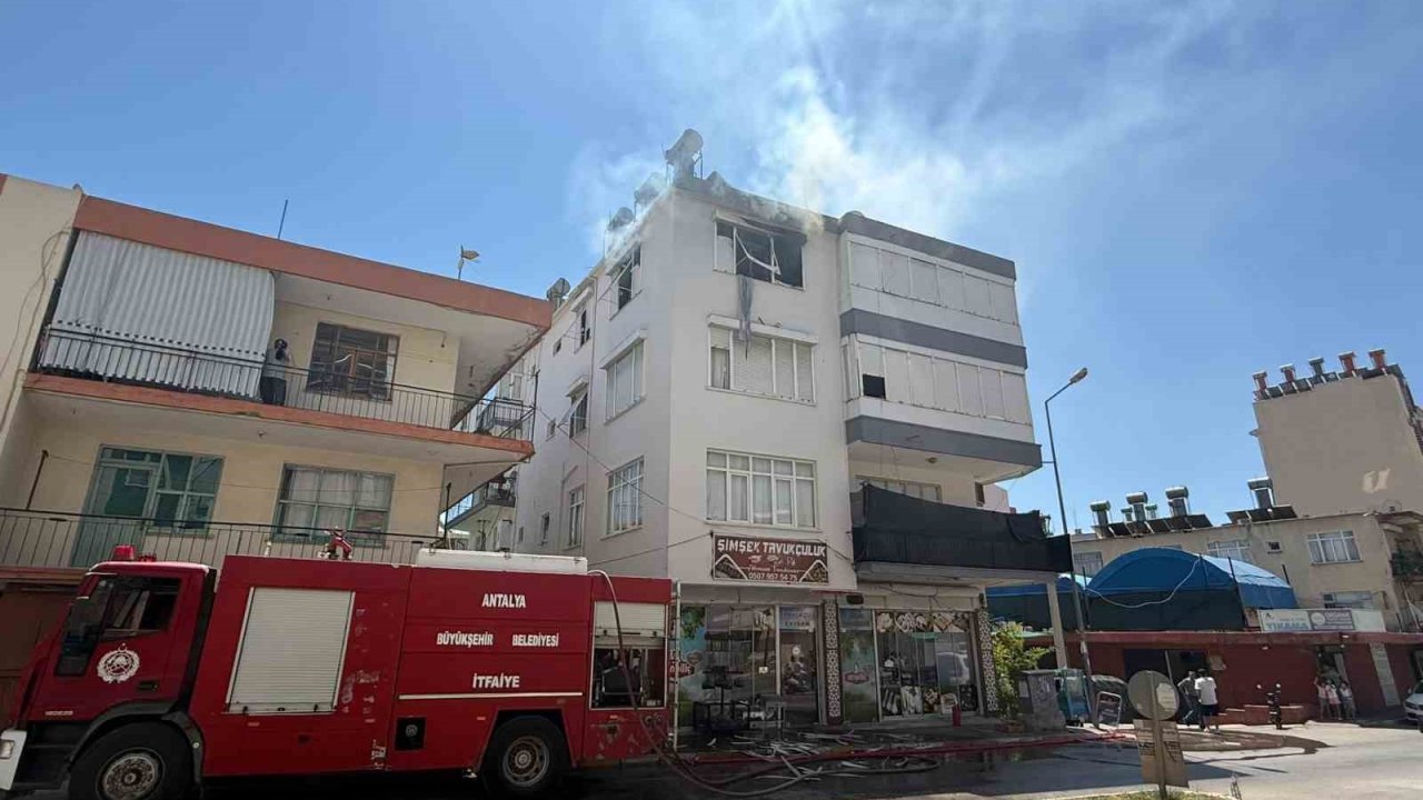 Antalya’da yangında ev sahibi ve bir itfaiye eri dumandan etkilendi
