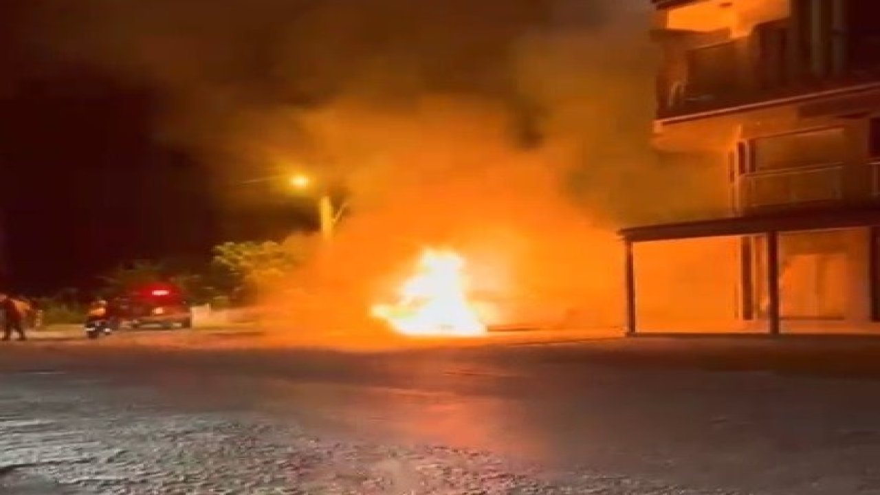 Dalaman’da park halindeki elektrikli araç alev alev yandı