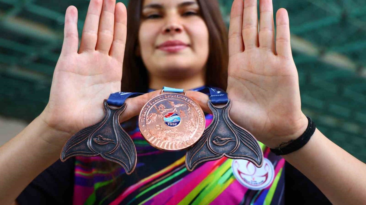 Yüzmeyi öğrenmek için başladı, kırık parmakla dünya üçüncüsü oldu