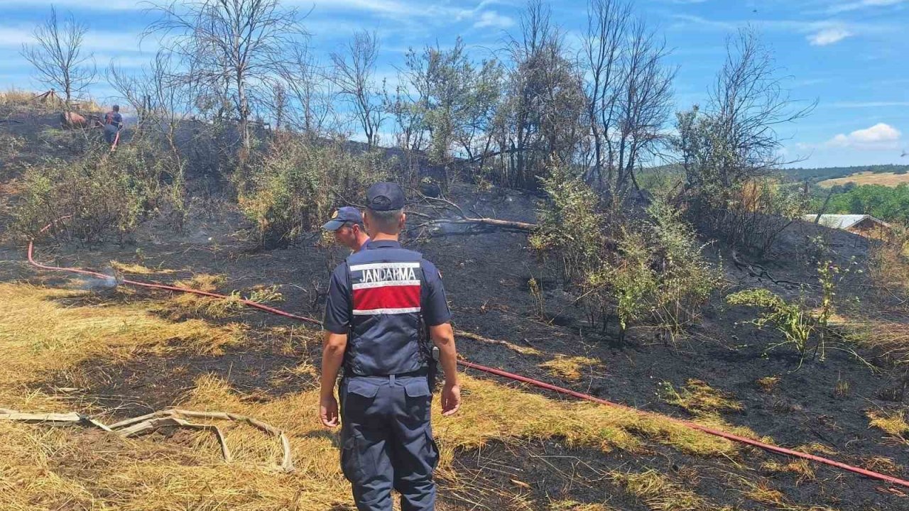Mezarlık altındaki ot yangını korkuttu
