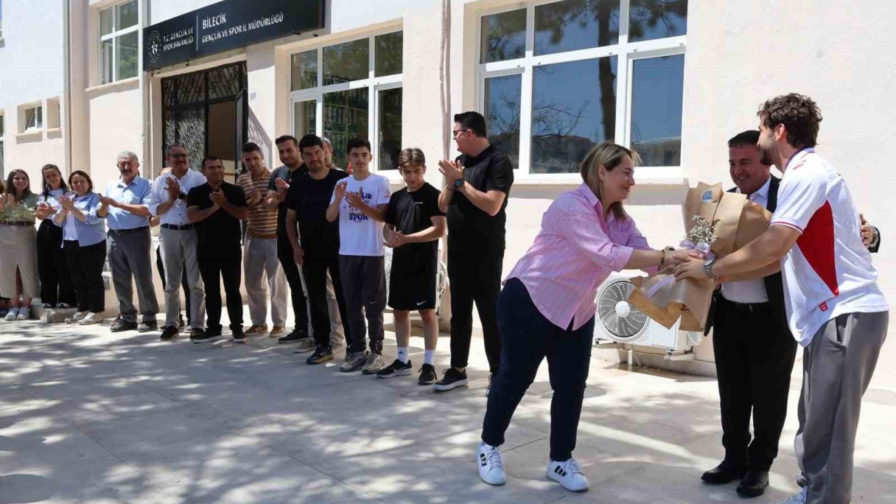 Avrupa Şampiyonu Bilecikli güreşçiye coşkulu karşılama