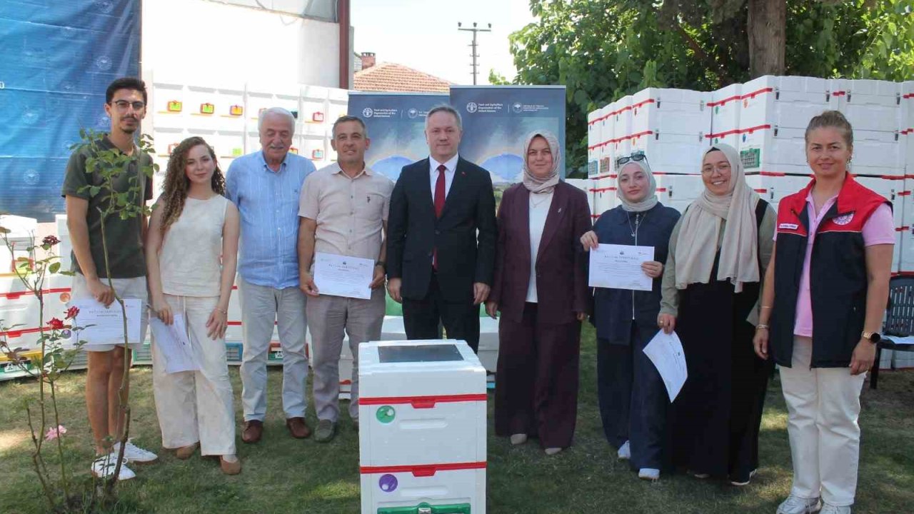 Genç arıcılara 380 adet arısız strafor kovan dağıtıldı