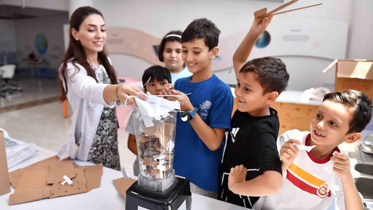 Mersin’de çocuklar yaz tatilini bilimle geçiriyor