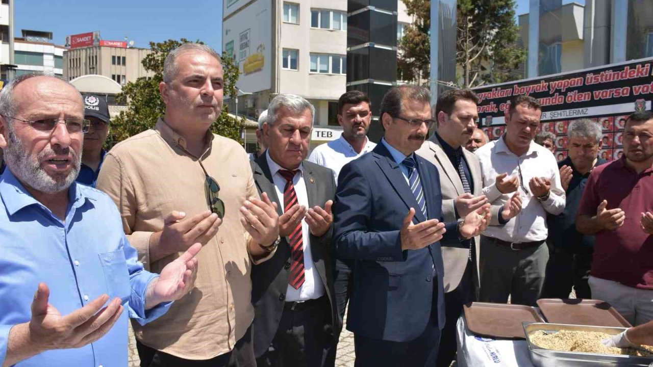 Salihli’de şehit aileleri aşure geleneğini sürdürdü