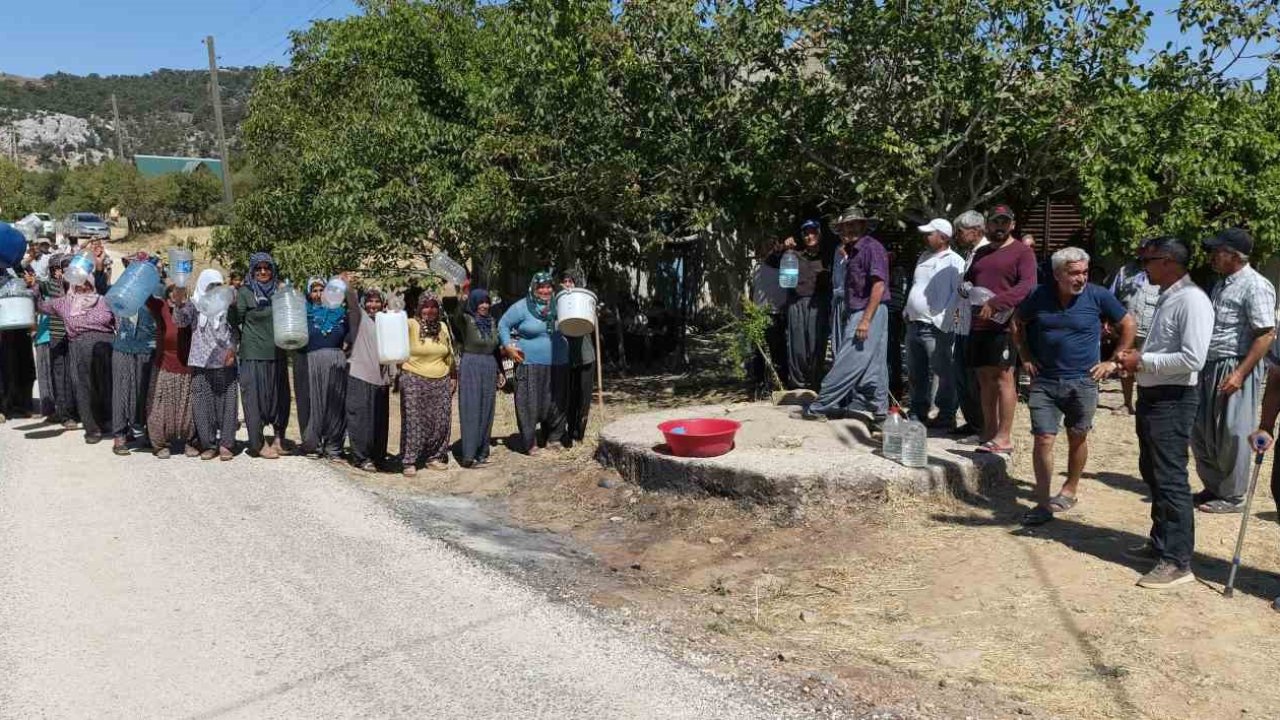 Mersin Silifke’de su sıkıntısı: Bidonlarla su taşıyan köylüler destek istedi