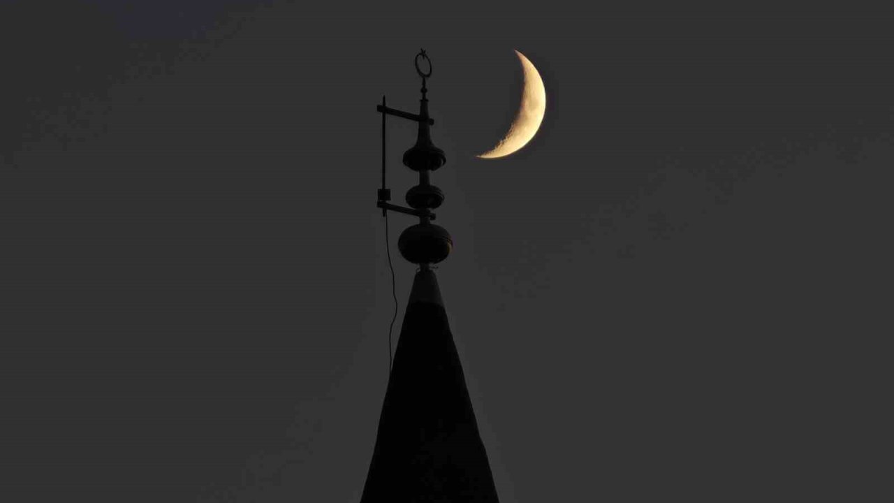 Bitlis’te gökyüzündeki hilal ile minaredeki hilal aynı karede