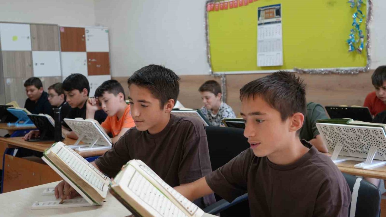13 yaşındaki ikiz kardeşler birlikte Kur’an-ı Kerim’i ezberleyerek hafız oldu