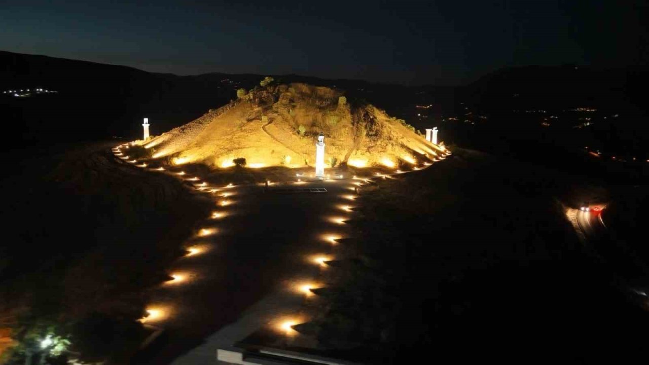 Kraliçeler mezarlığı gece de ziyarete açıldı