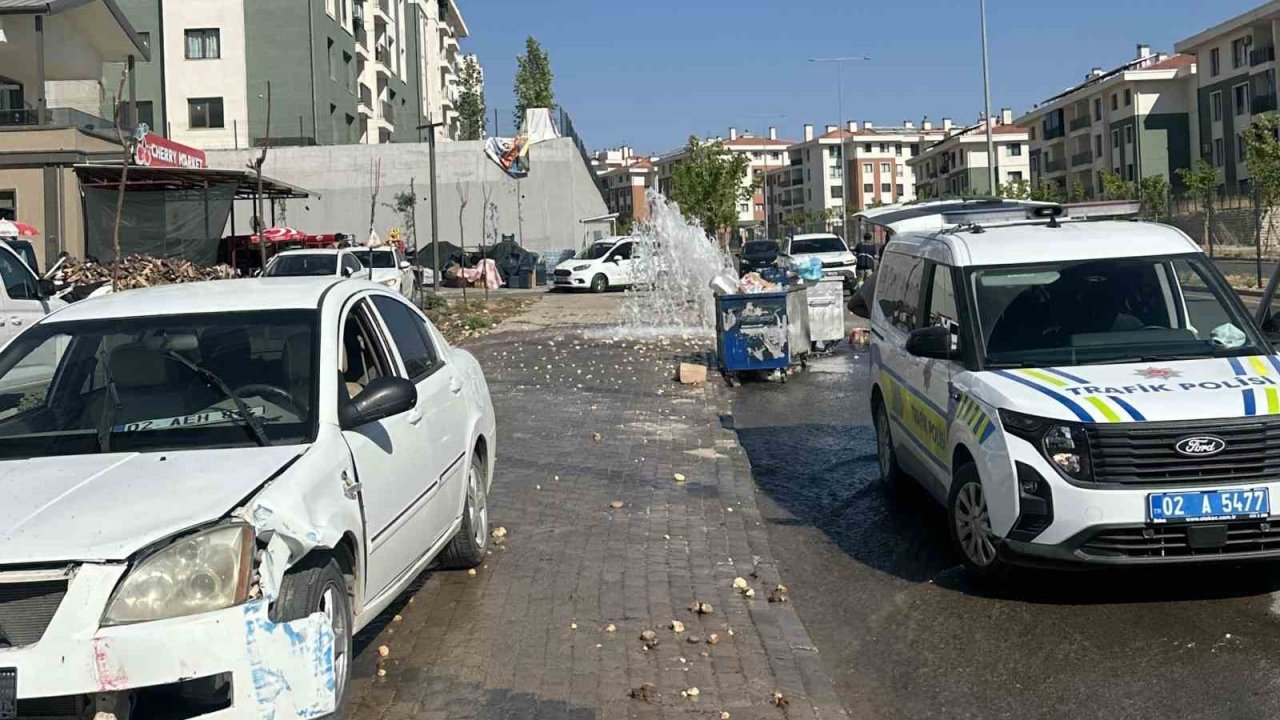 Otomobil yer üstü yangın hidrantını devirip geçti