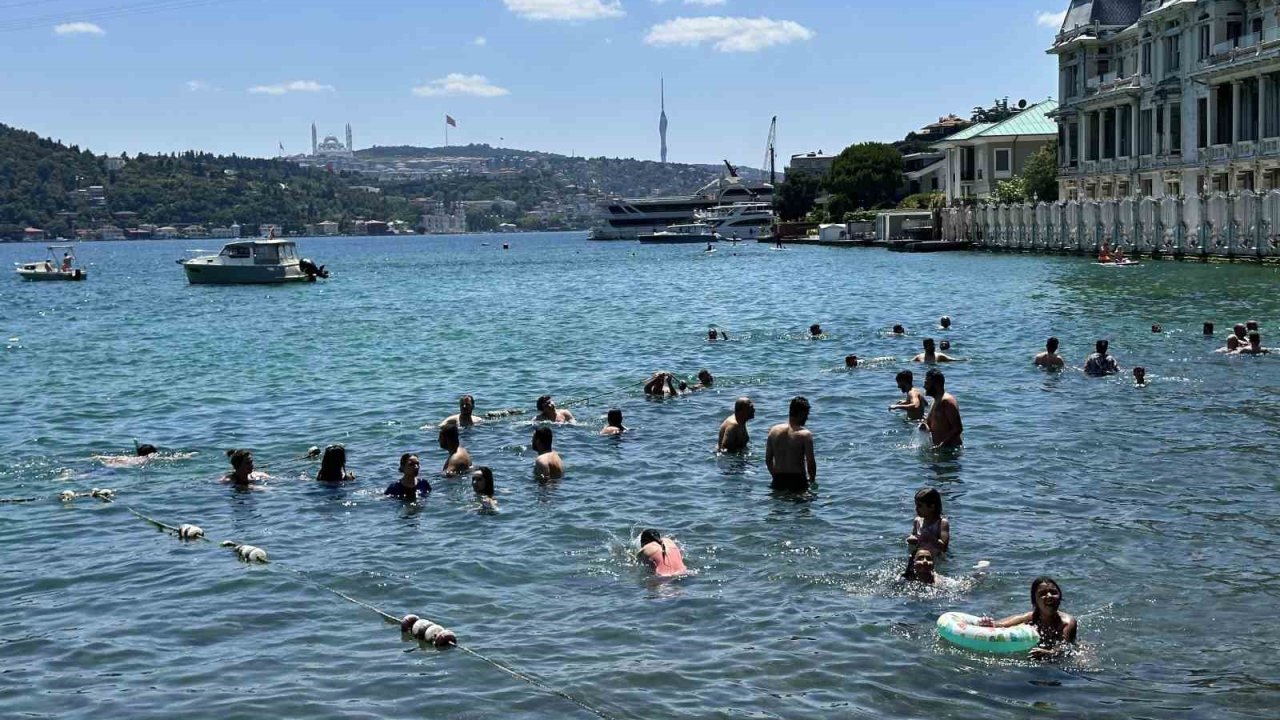 İstanbul’da sıcak hava bunalttı: Vatandaşlar kendini boğazın serin sularına bıraktı