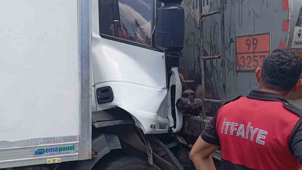 Osmaniye’de tankere arkadan çarpan tırda 2 kişi yaralandı