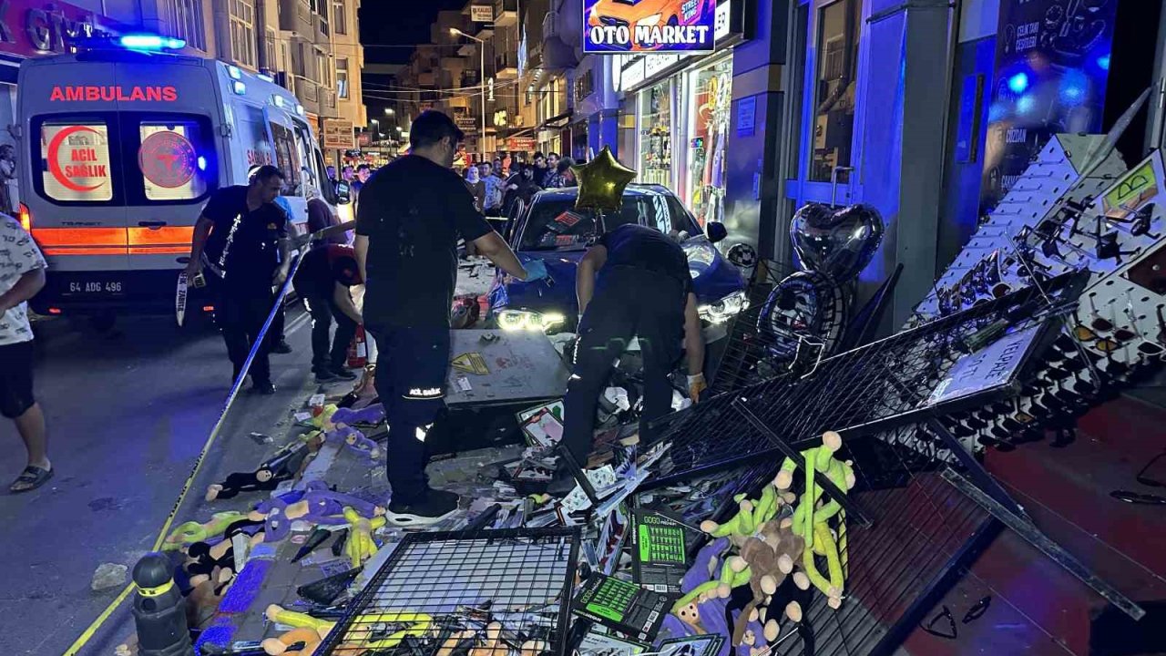 Aydınlatma direğine çarpan otomobil kaldırıma çıktı: 4 yaralı