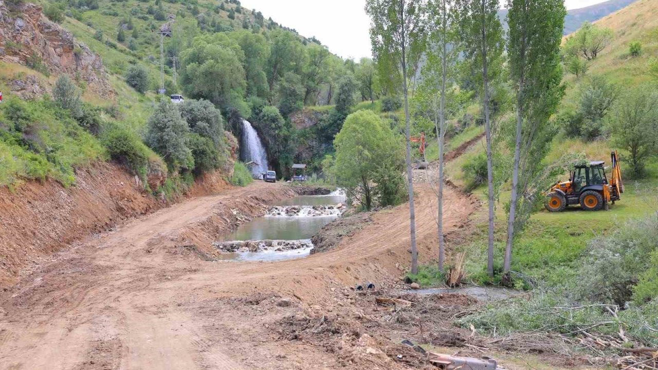 Sırakayalar Şelalesi’nde çevre düzenleme çalışmaları sürüyor