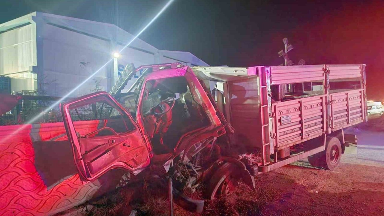 Kamyon önce traktöre sonra duvara çarptı: 1 ölü, 3 yaralı