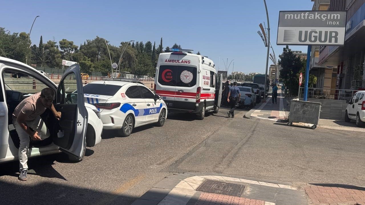 Kontrolden çıkarak devrilen motosikletin sürücüsü yaralandı