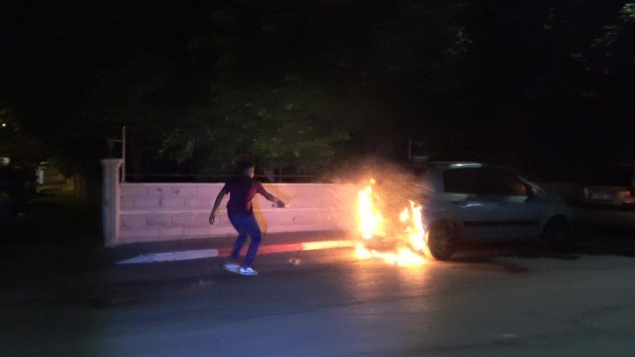 Park halindeki araç alev alev yandı, vatandaşlar su şişesi ile söndürmeye çalıştı