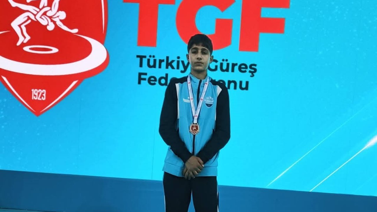 Eleşkirtli Berat Çelik minderde Türkiye şampiyonu oldu