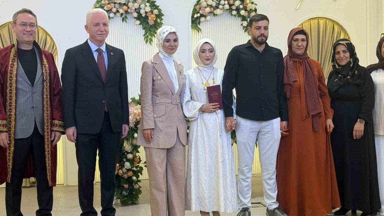 Aile ve Sosyal Hizmetler Bakanı Göktaş, evlilik kredisi desteğinden faydalanan çiftin nikah şahidi oldu