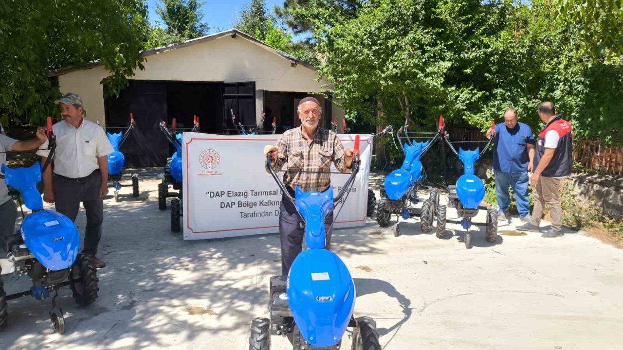 Elazığ’da çiftçilere çapa makinesi dağıtıldı