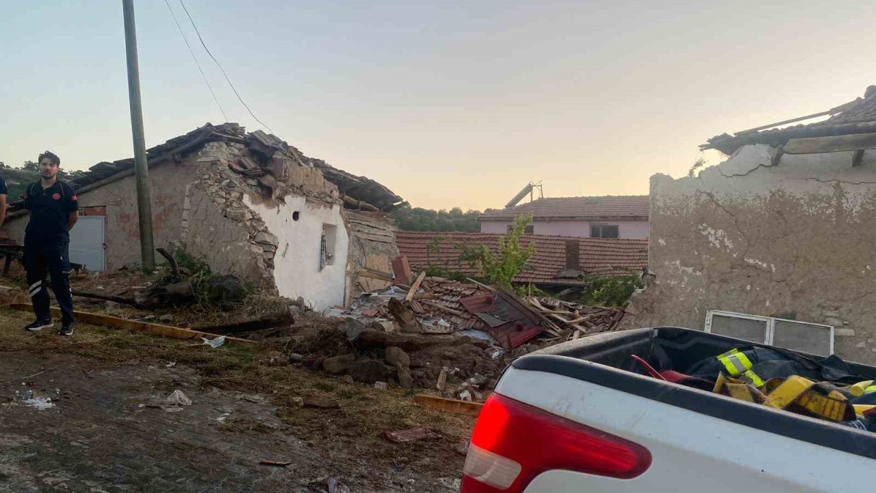 Eskişehir’de yangından dönen itfaiye aracı eve çarptı: 3 itfaiye eri yaralı