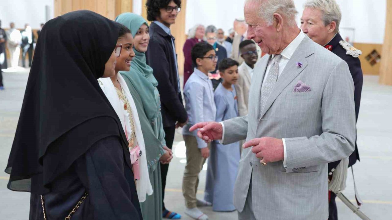 Kral III. Charles, Cambridge’de Avrupa’nın ilk ekolojik tasarımlı camisini ziyaret etti