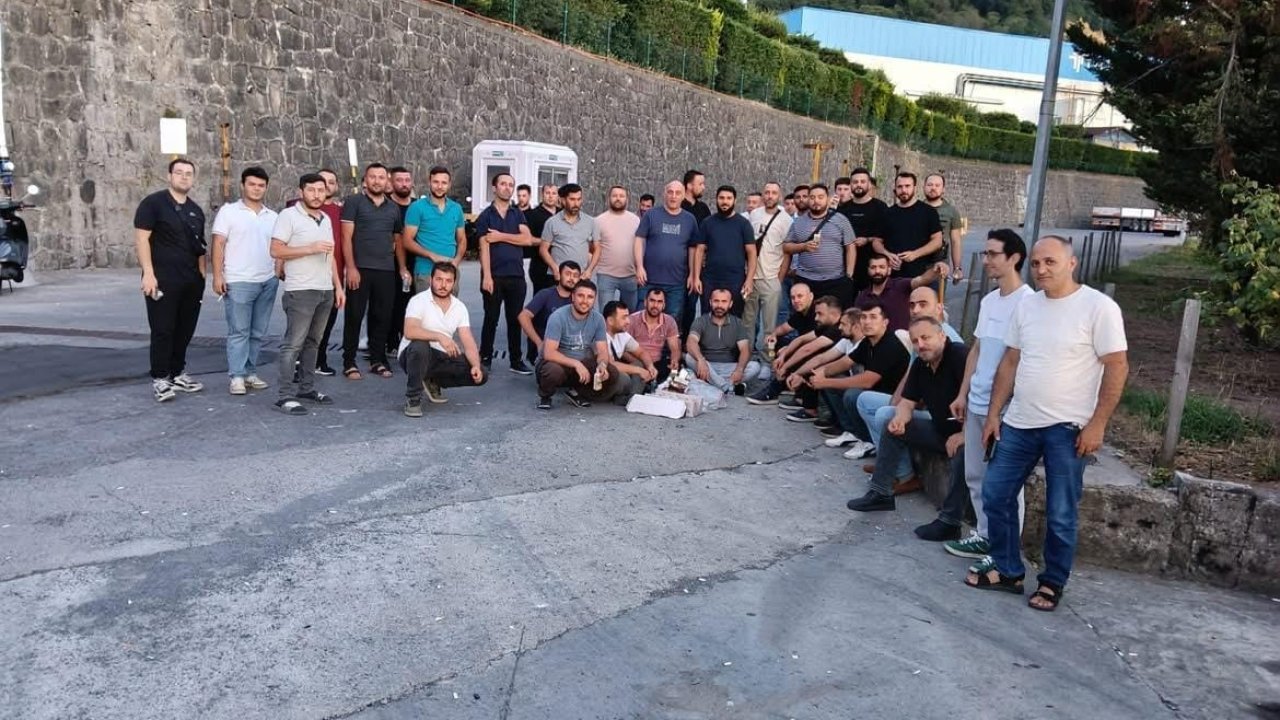 Çınar Çelik işçilerinden oturma eylemi